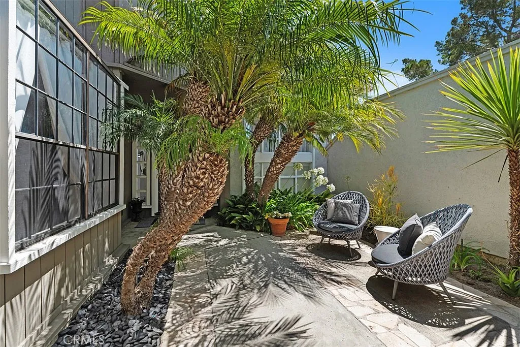 3 bed, 2.5 bath, 2438 sqft, $9,950 — Photo 4