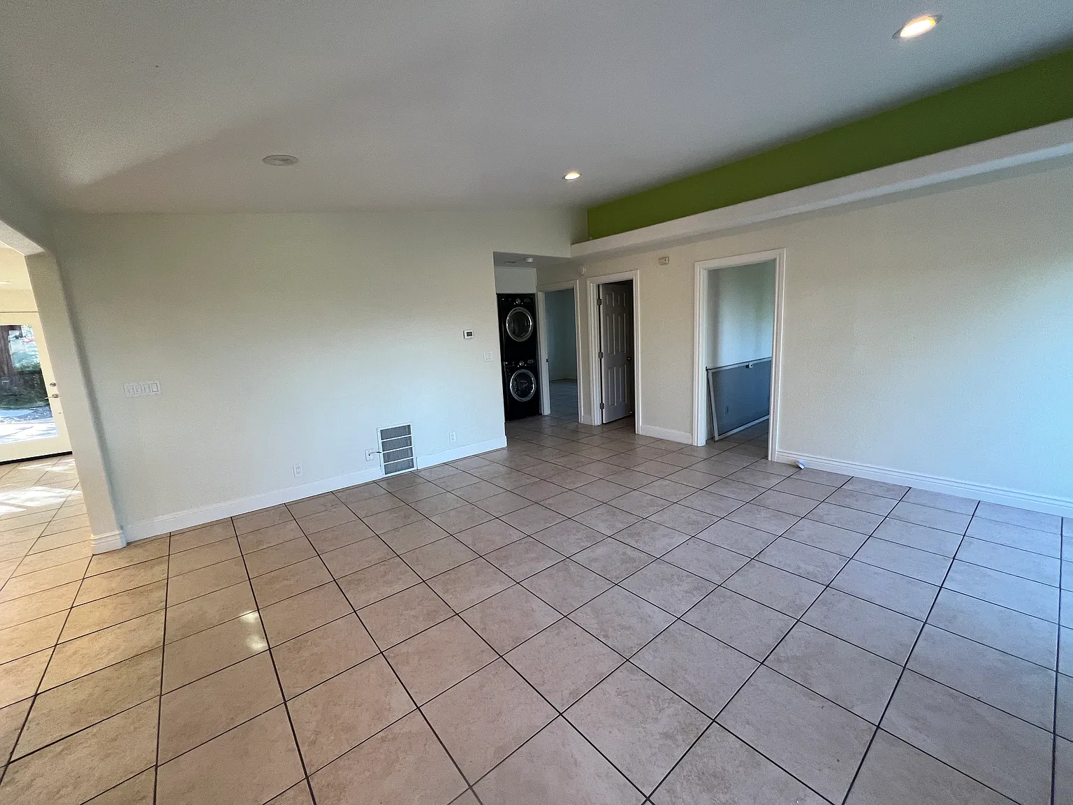 3 bed, 1250 sqft, $4,000 — Photo 3