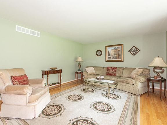 3rd image of 9205 Oakland Dr