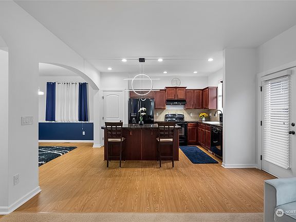 5th image of 526 Meadowwood Drive SW