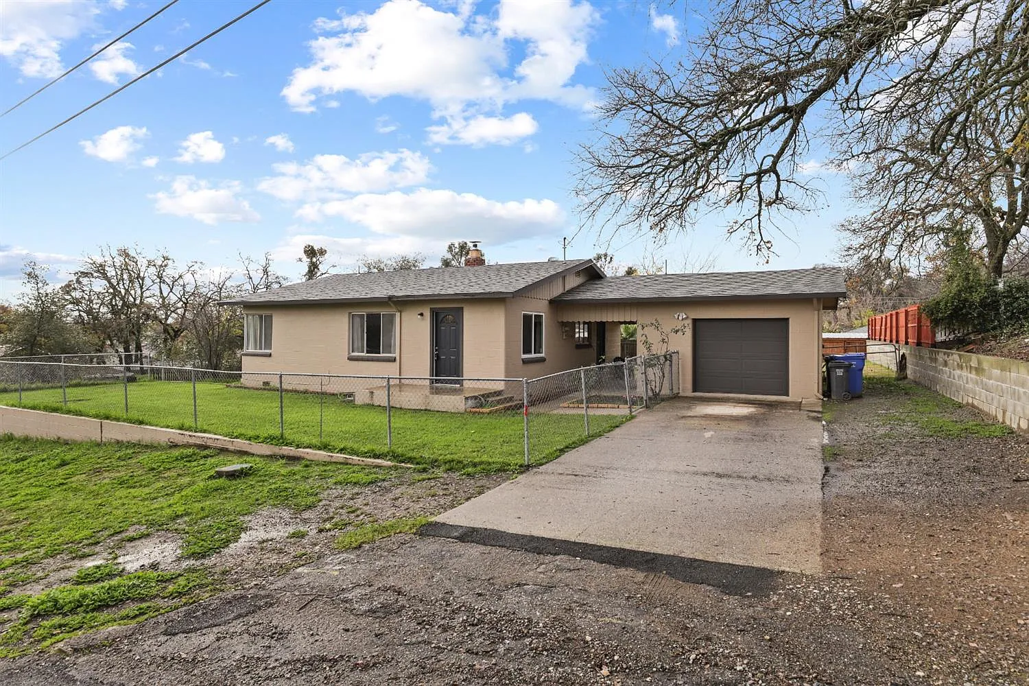 277 Myrtle St photo 1