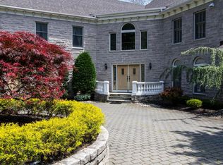16 Red Fox Run, Manalapan, NJ 07726