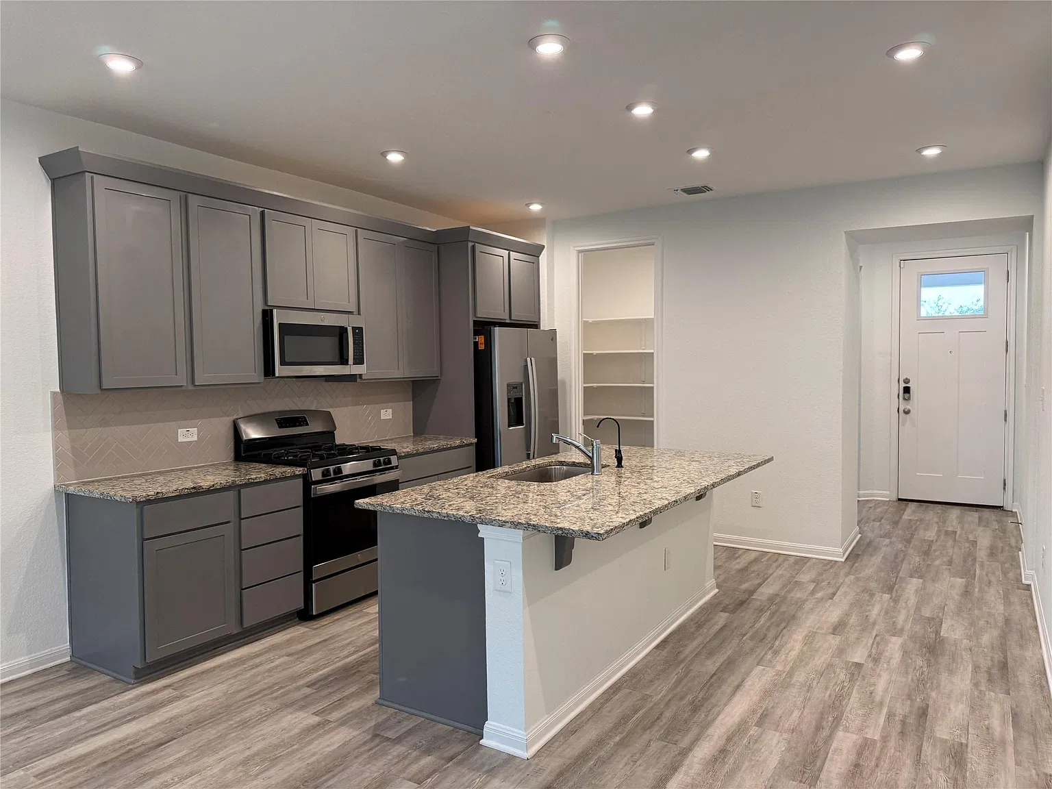 3 bed, 2.0 bath, 1835 sqft, $2,100 — Photo 3