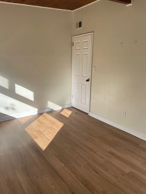 3 bed, 750 sqft, $2,100 — Photo 3