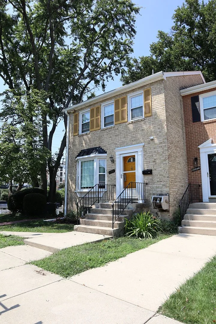 Commuter's Dream! Spacious 3-Level End-Unit Townhome Just 2 Blocks to Metro — Photo 1