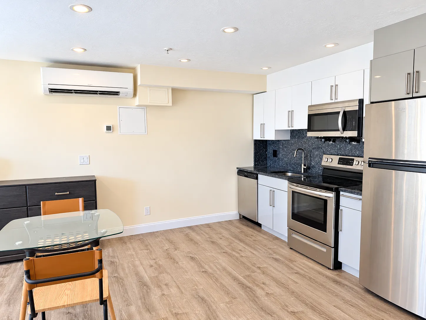 Studio, 400 sqft, $2,700 — Photo 3