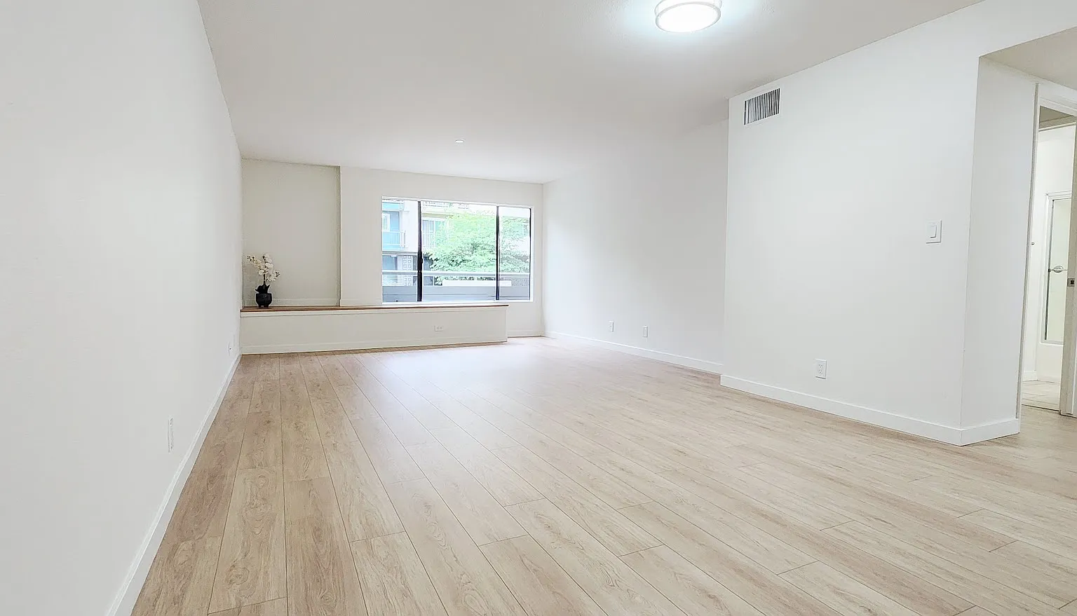 1141 N Columbus Ave — Photo 3