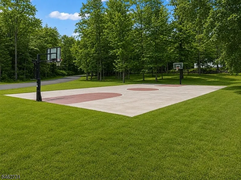 6 bed, 4.5 bath, 6000 sqft, $7,500 — Photo 4