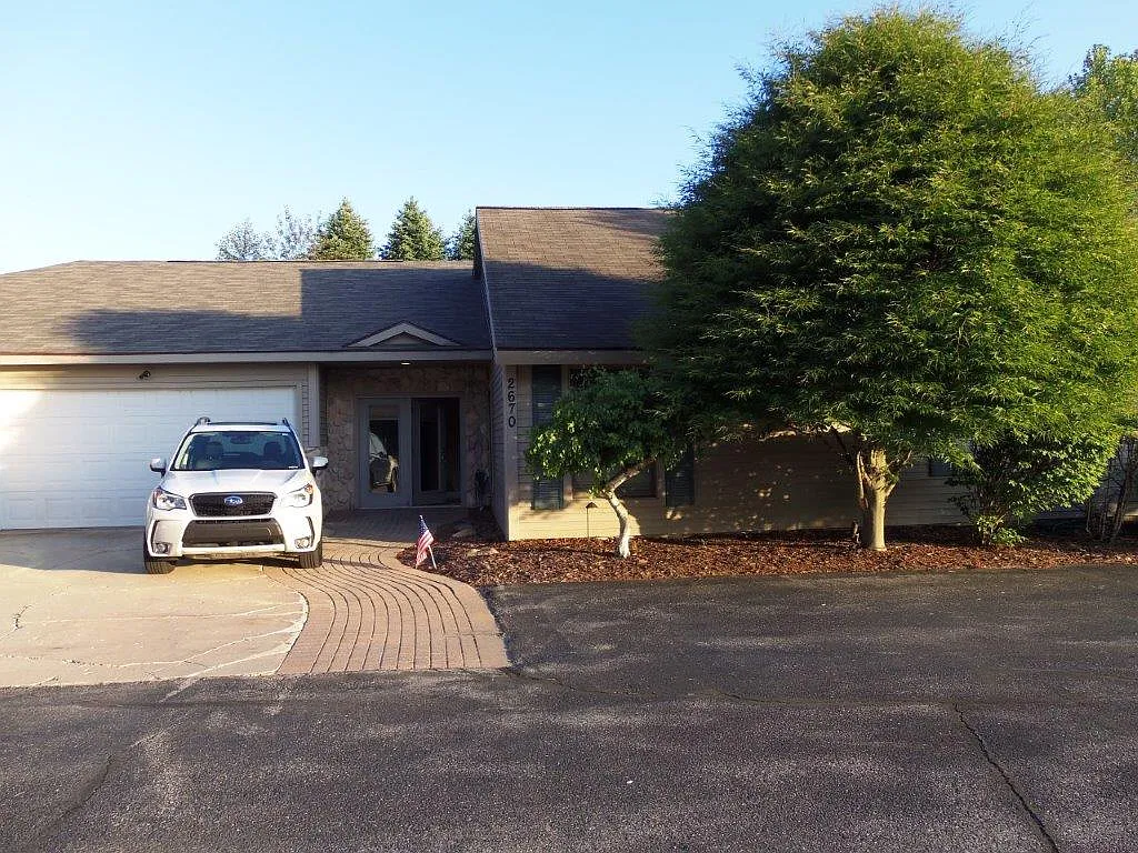 4 bed, 3.5 bath, 2689 sqft, $3,900 — Photo 2
