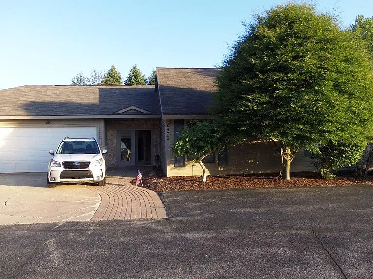 2670 Green Meadows Dr — Photo 2