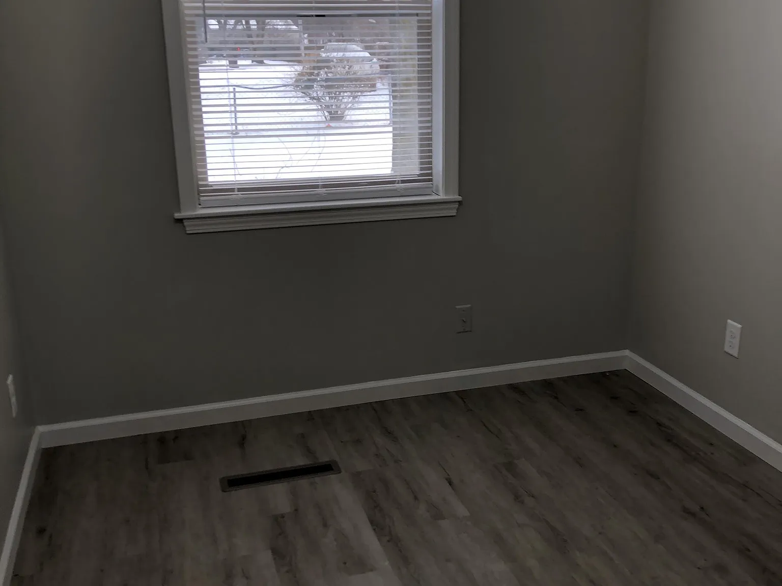 2185 Elizabeth St - B — Photo 2