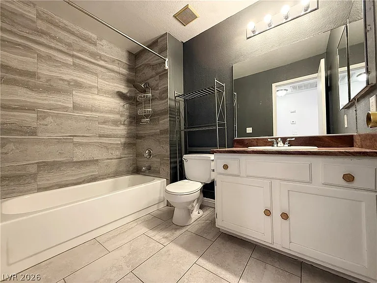 2066 Waverly Cir — Photo 3