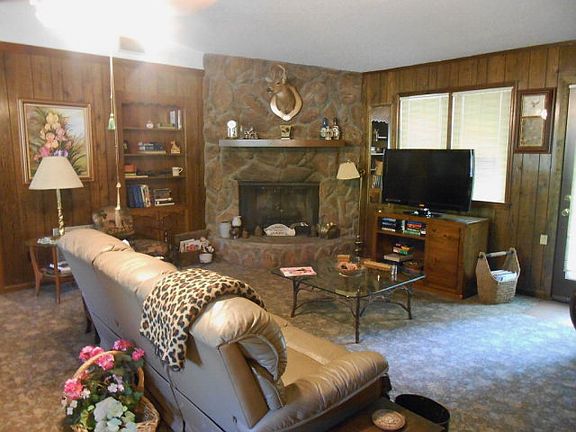 3rd image of 915 Clayton Dr