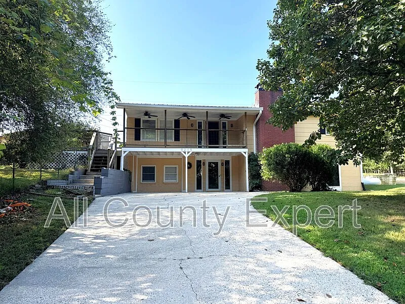 3 bed, 2.0 bath, 2433 sqft, $2,150 — Photo 3