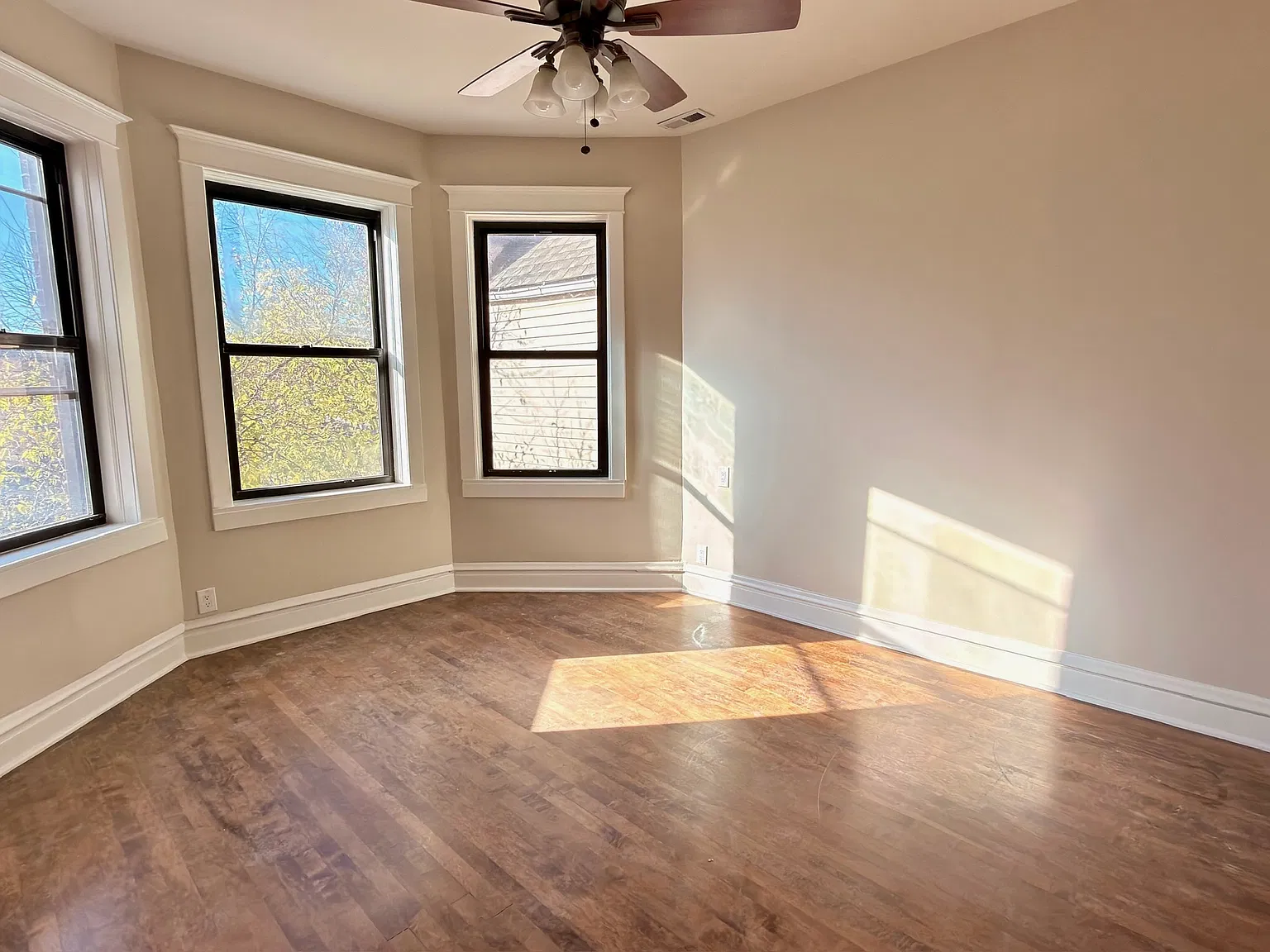 3 bed, 1000 sqft, $2,300 — Photo 2