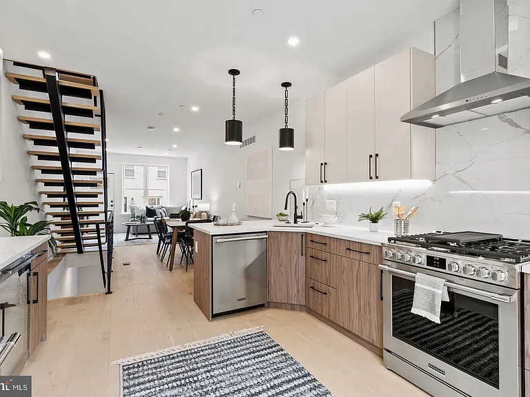 2209 Montrose St — Photo 2