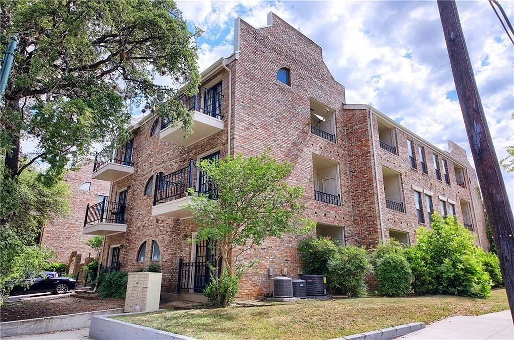 2 bed, 2.0 bath, 912 sqft, $2,000 — Photo 1