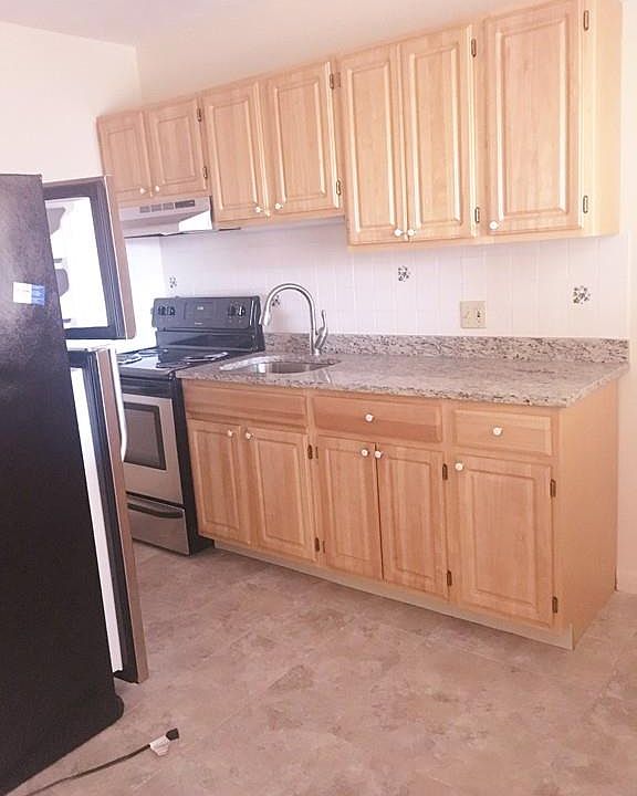 2nd image of 745 E 6th St APT 21