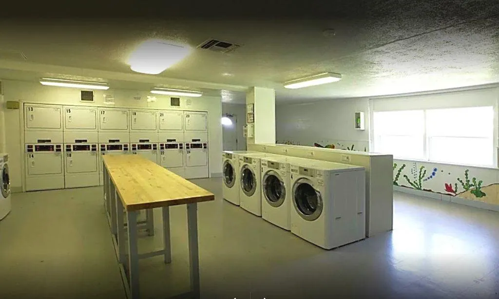 611 SW Bishop Rd — Photo 3