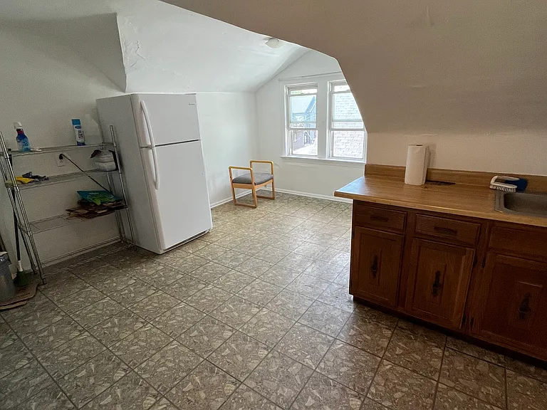 1951 E 123rd St #6 — Photo 3