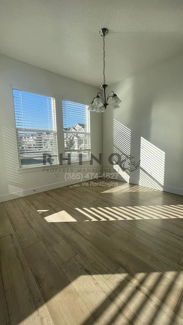 5 bed, 3.0 bath, 3622 sqft, $2,599 — Photo 3