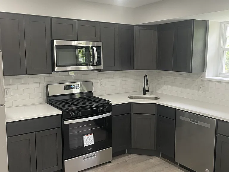 Karl Place Apartments — Photo 8