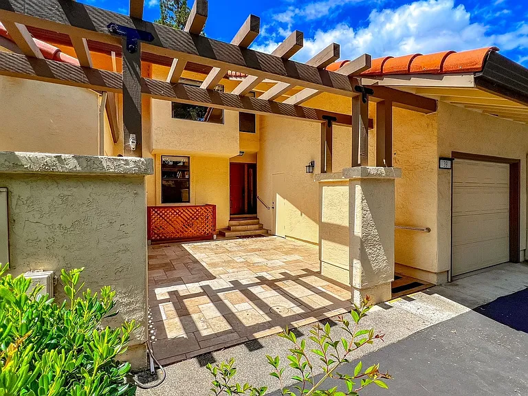 39 Fountain Grove Cir — Photo 2