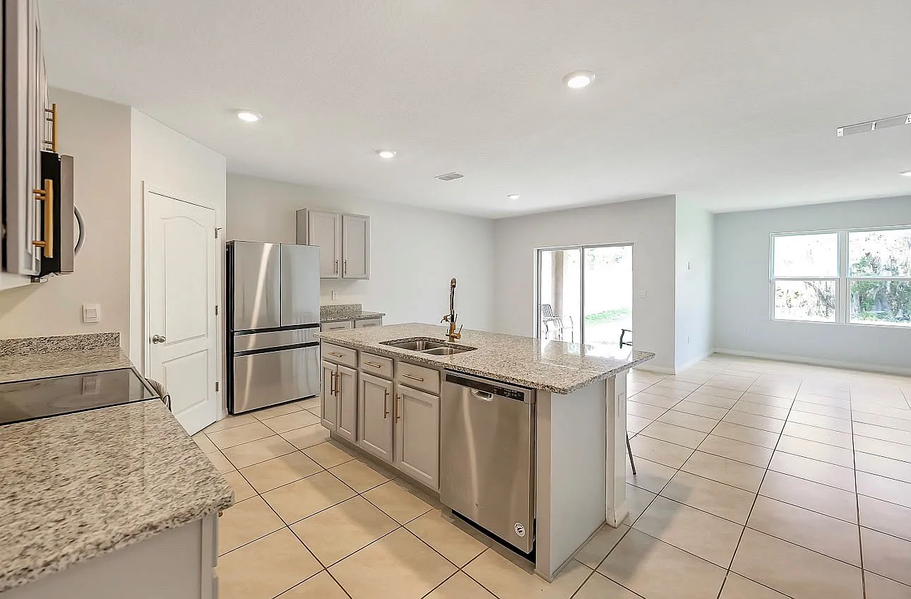 4 bed, 1830 sqft, $2,395 — Photo 2