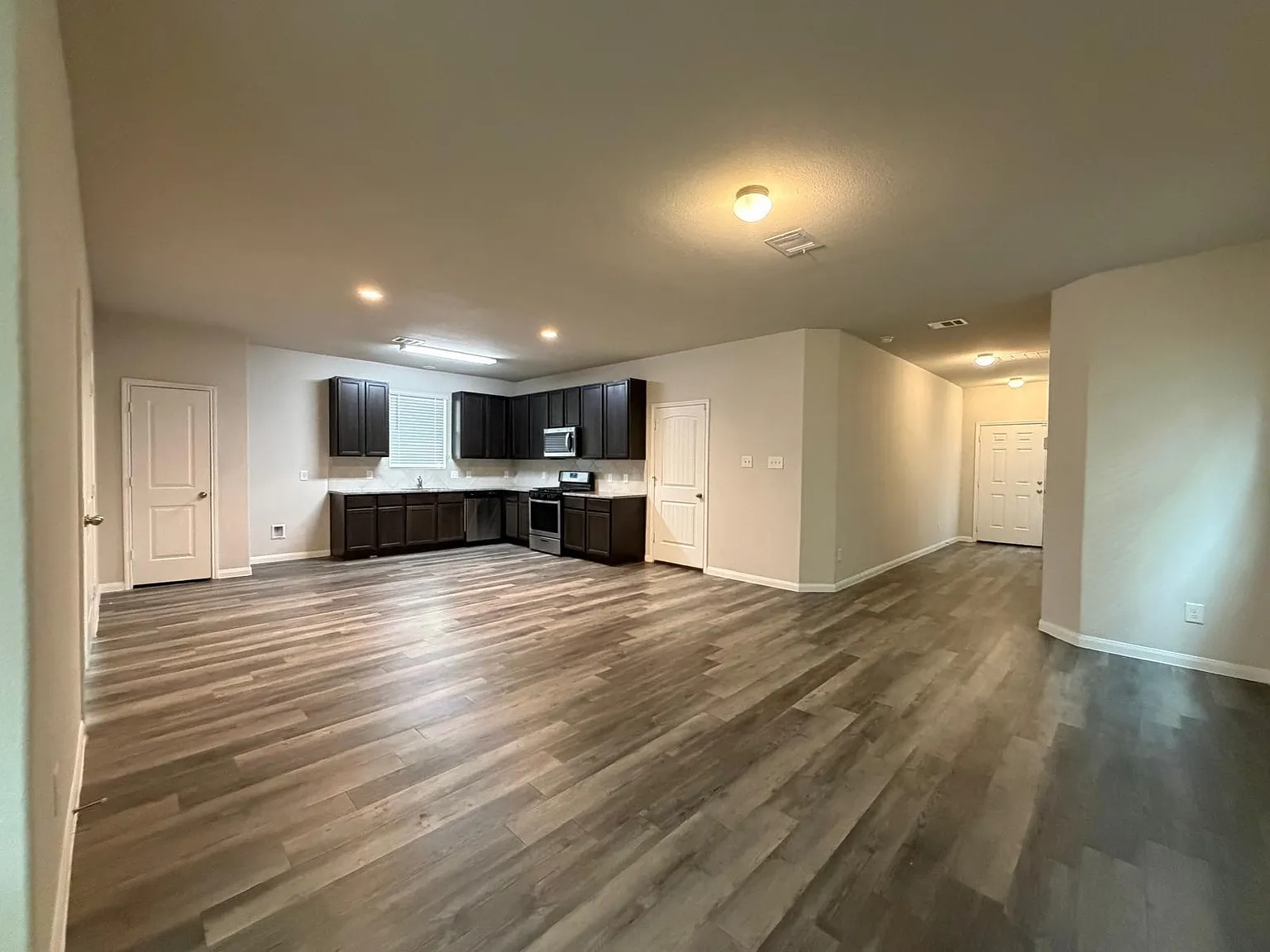 3 bed, 2.5 bath, 1975 sqft, $2,250 — Photo 3