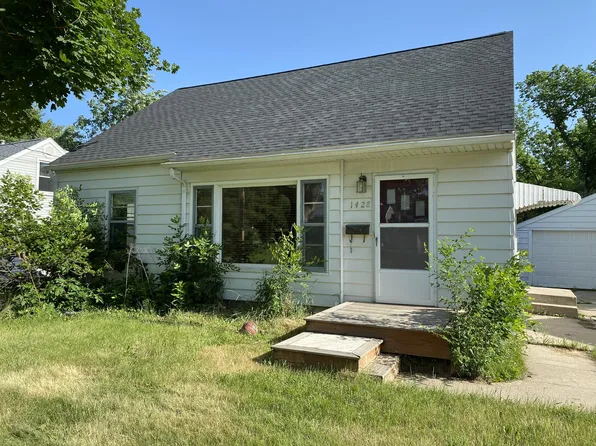 1428 30th St NE, Cedar Rapids, IA 52402