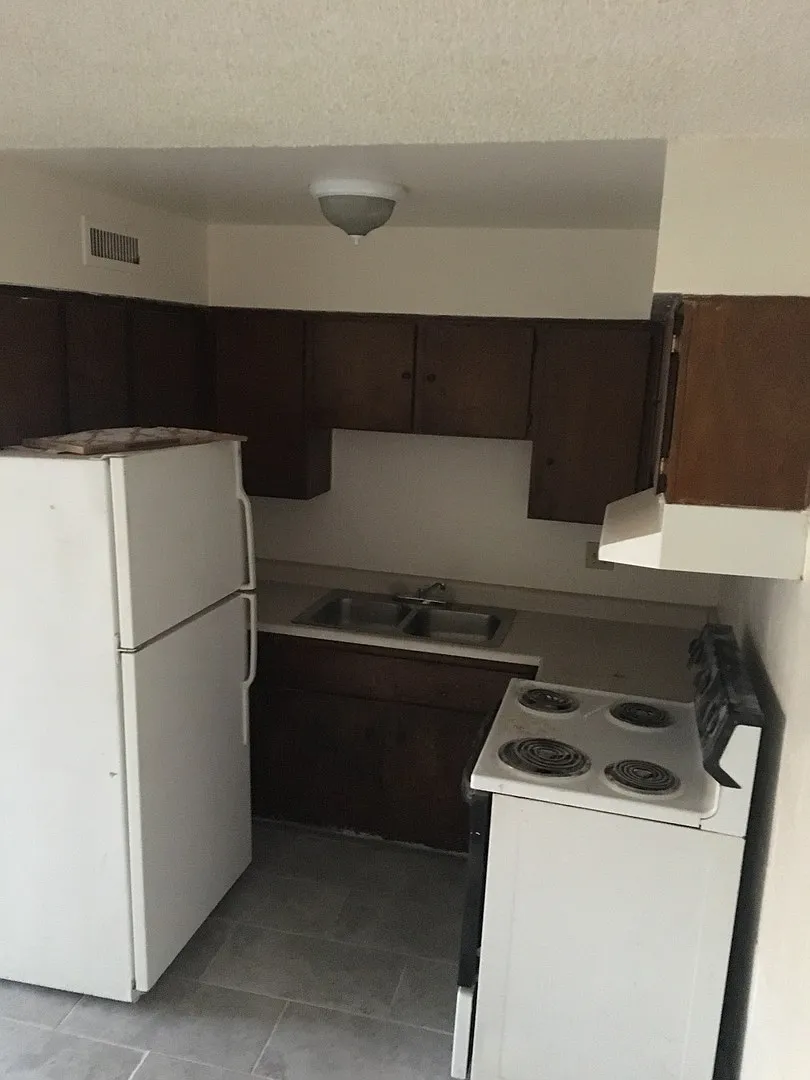 Available 1 Bedroom Condo In Central Las Vegas — Photo 2