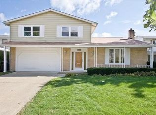 1113 S Oakwood Dr, Mount Prospect, IL 60056
