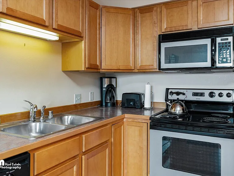 E 43rd Pl — Photo 9