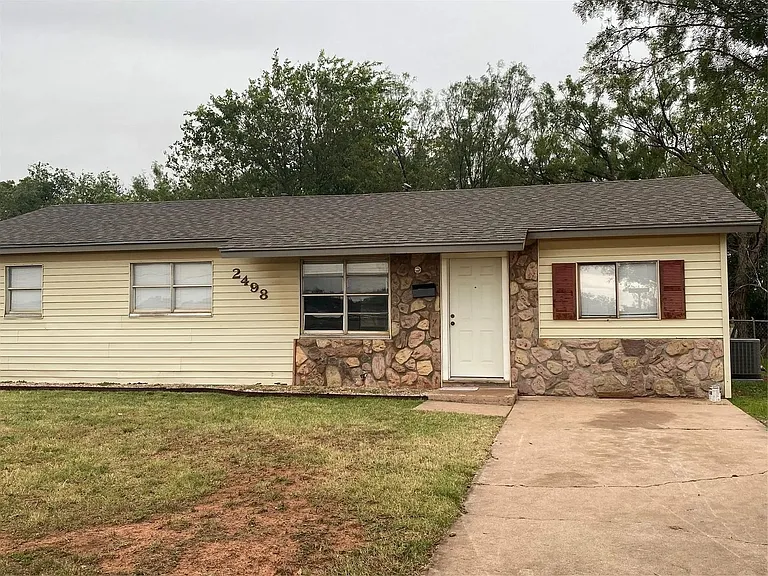 2498 Yorktown Dr — Photo 1