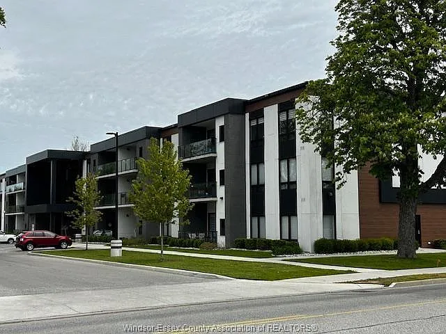 140 Main St E #203 — Photo 1