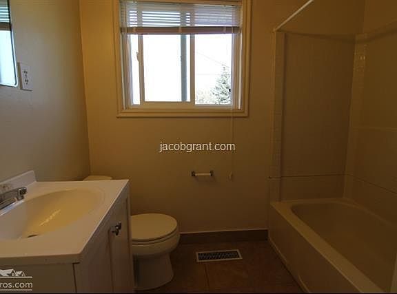 5th image of 590 NE Bonneville Dr