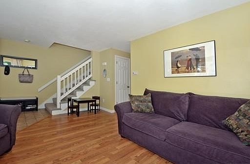 4th image of 27 Country Hill Ln