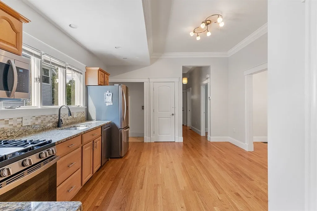 2 bed, 1.0 bath, 988 sqft, $3,000 — Photo 4
