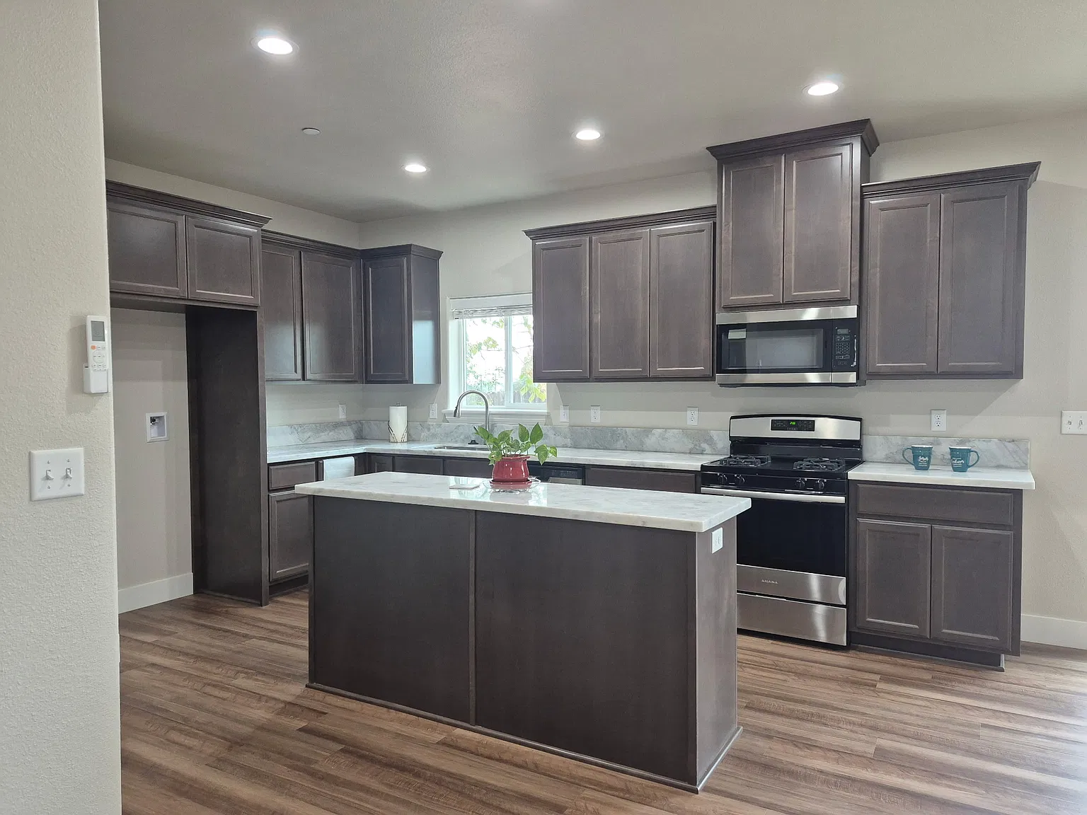 2 bed, 960 sqft, $1,900 — Photo 3