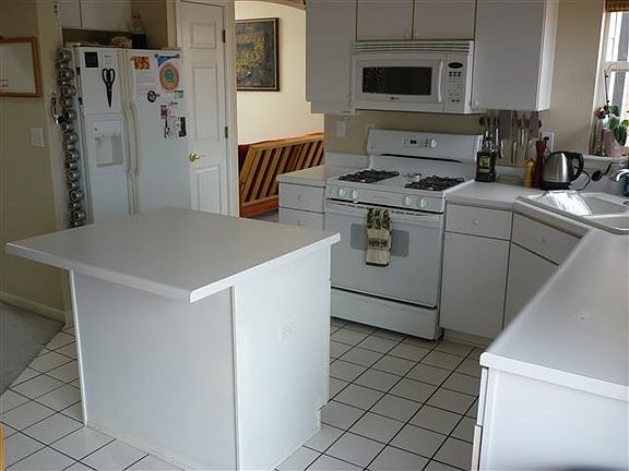 White kitchen w/island