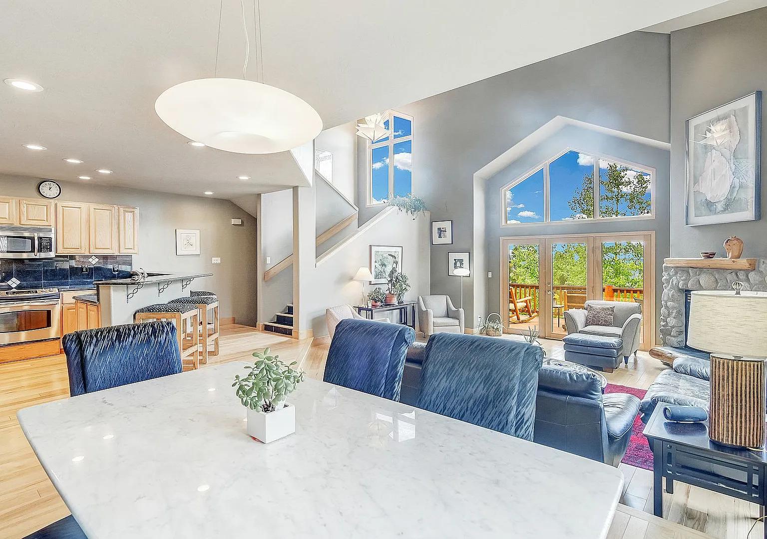 Year lease! Garage! Beautiful views! Great Decks! — Photo 2