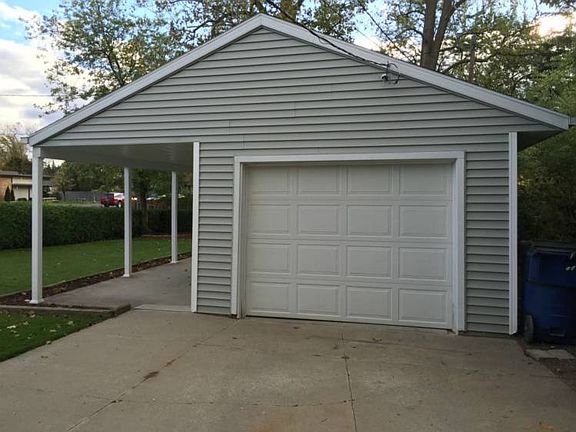 Wonderful garage with covered patio, for your enjoyment, there's always a cool breeze.