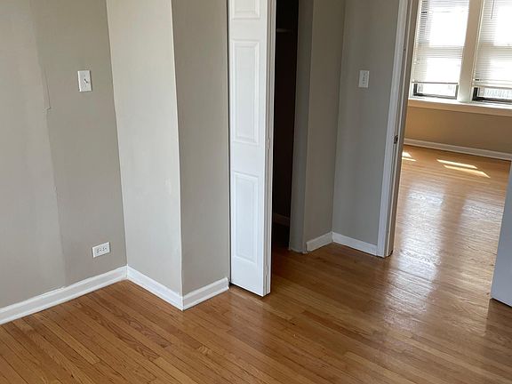 4th image of 6920 S Oglesby Ave #2223