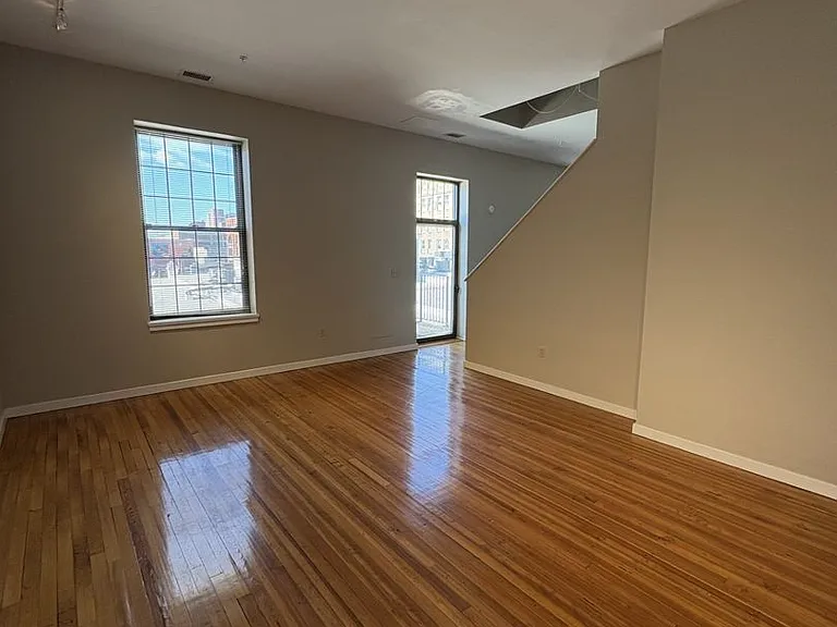 125 W. Saratoga St — Photo 18