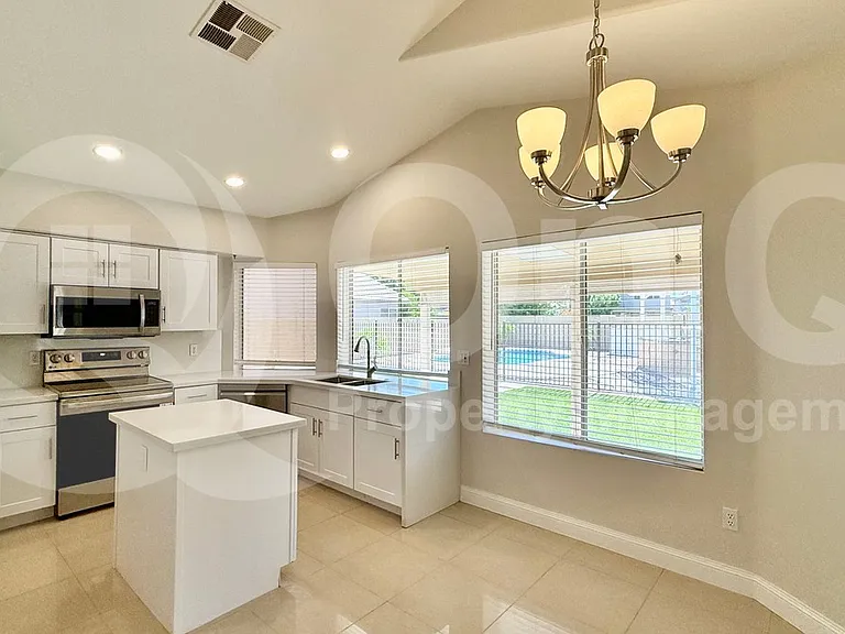 570 S Williams Pl — Photo 4