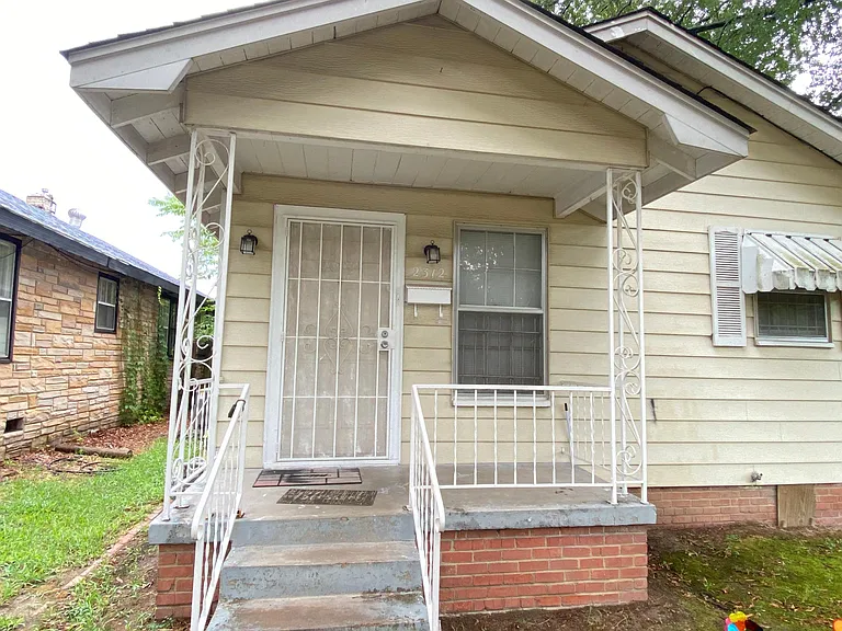 2312 Moss St — Photo 3