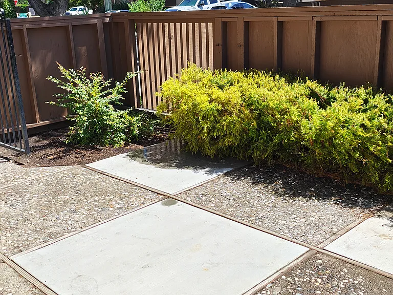613 Edgebrook Ct — Photo 3