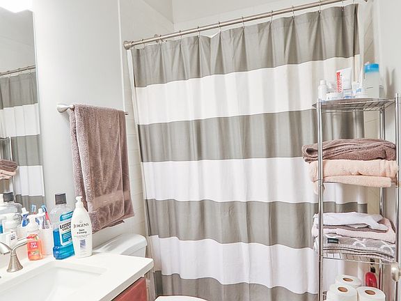 5th image of 1056 N Hermitage Ave #2R