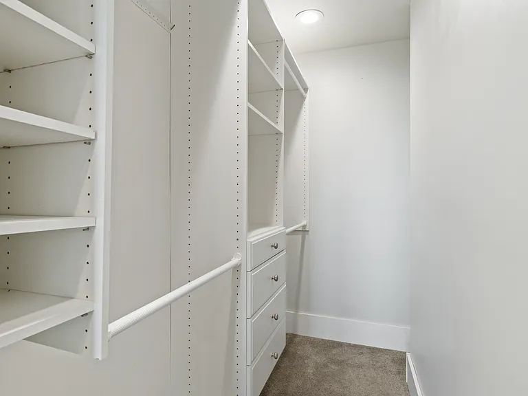 2455 Arlington Cres #C — Photo 19