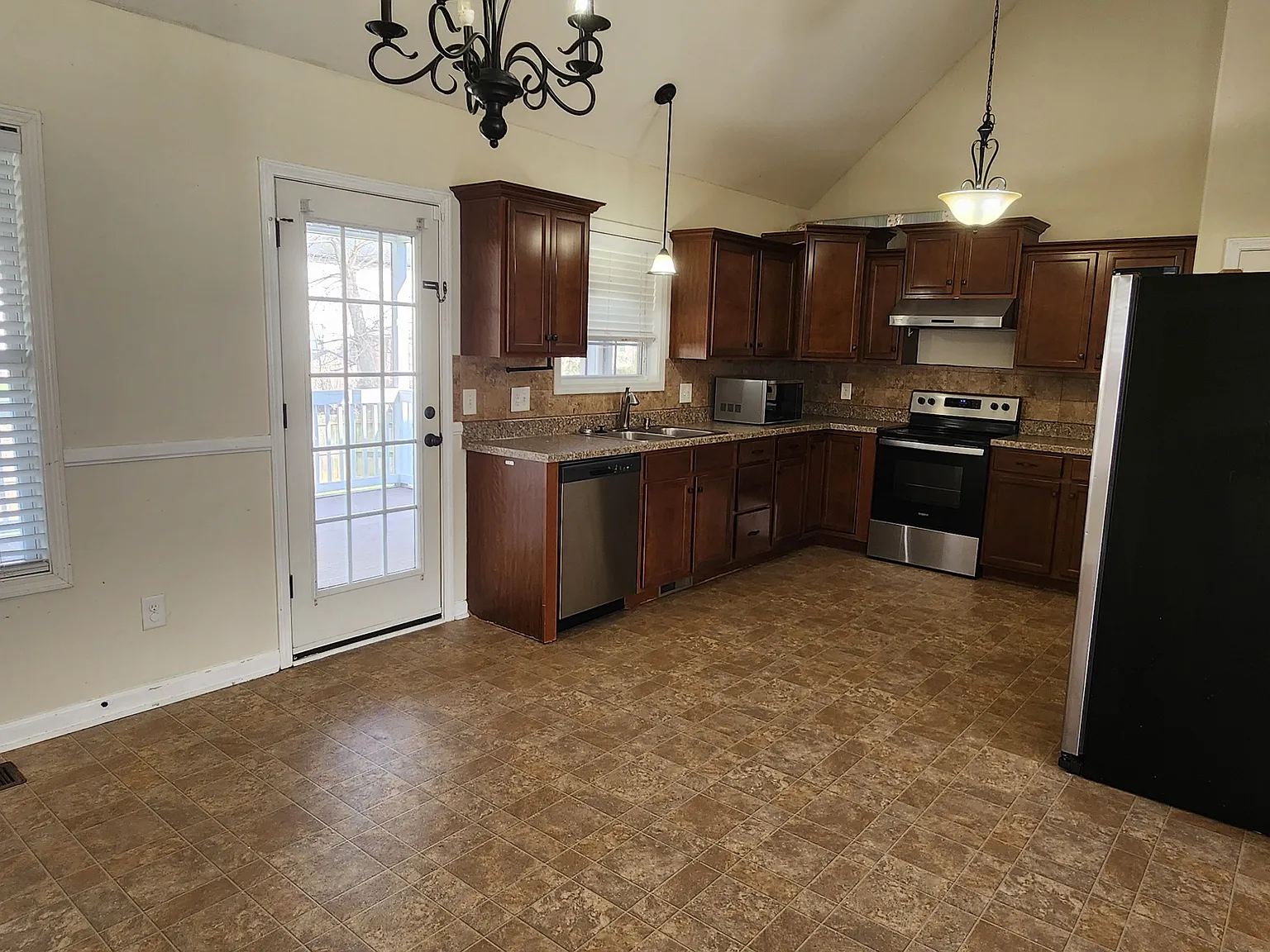 3 bed, 2.5 bath, 1920 sqft, $1,650 — Photo 4